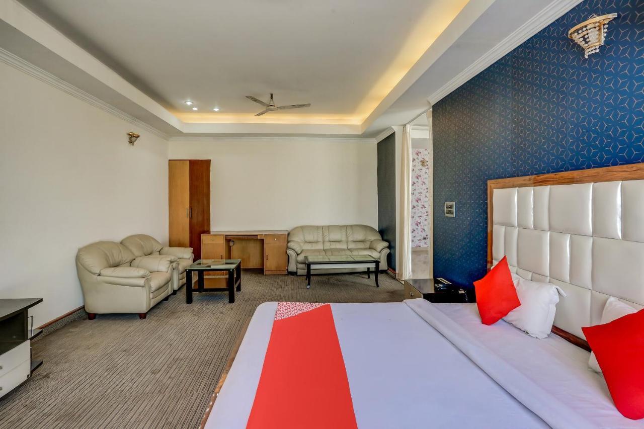 Oyo 71042 Sahara Estate Hotel Горакпур Екстериор снимка