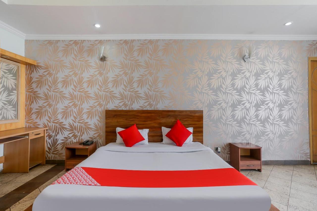Oyo 71042 Sahara Estate Hotel Горакпур Екстериор снимка