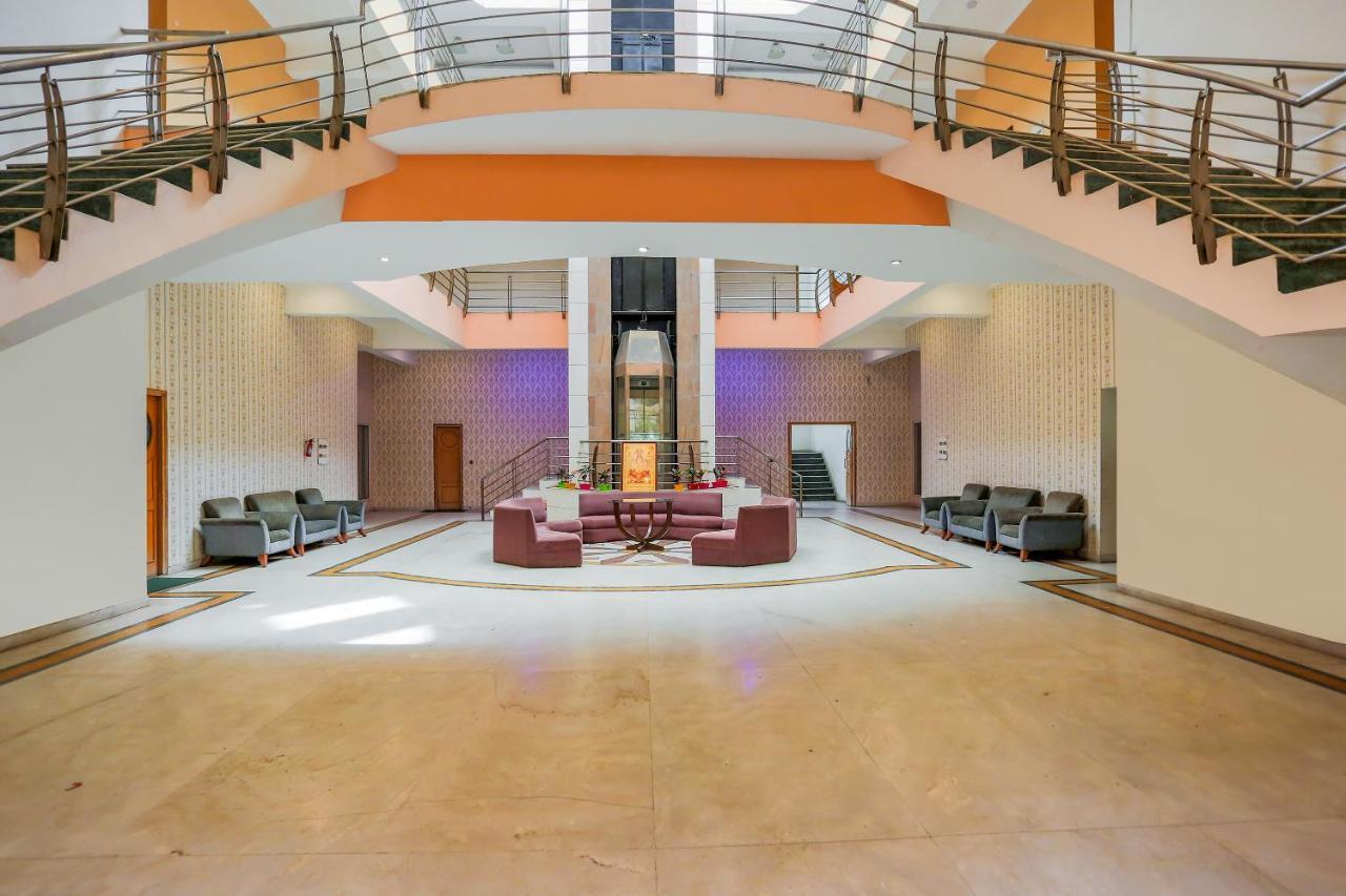 Oyo 71042 Sahara Estate Hotel Горакпур Екстериор снимка