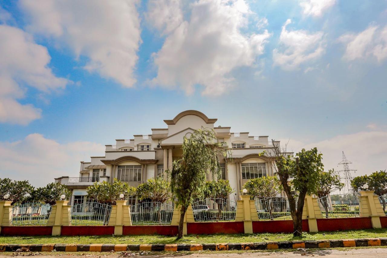 Oyo 71042 Sahara Estate Hotel Горакпур Екстериор снимка